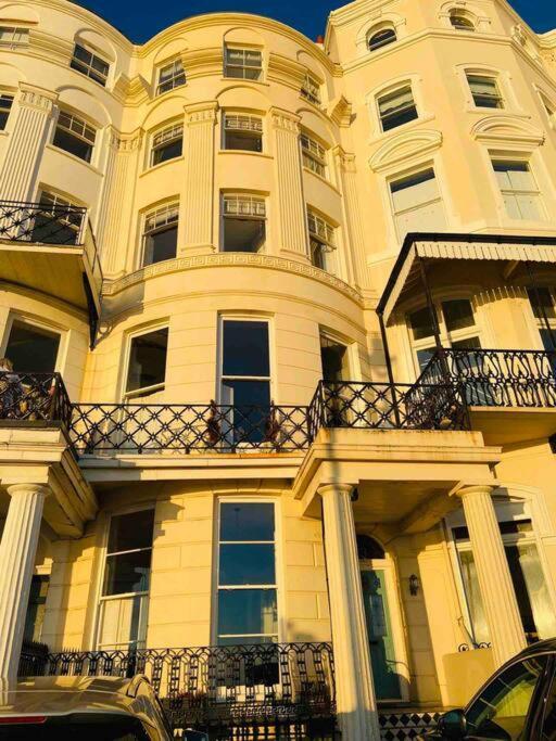 Stunning Seafront Apartment ブライトン エクステリア 写真
